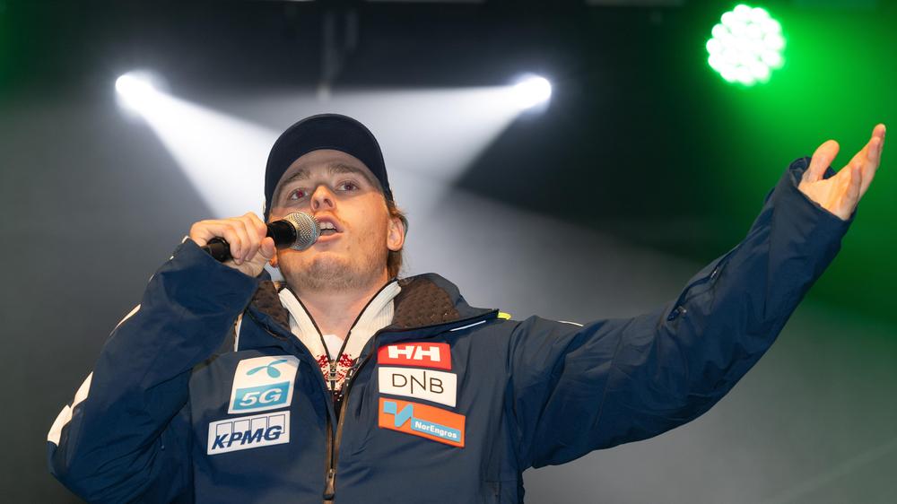 Gesangseinlage beim Nightrace „Steirerbluat is koa Himbeersaft